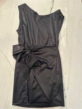 Le Lis Black One-Shoulder Bow-Accent Dress
